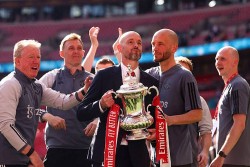 HLV Erik Ten Hag khẳng định chỉ đứng sau Pep Guardiola ở Anh