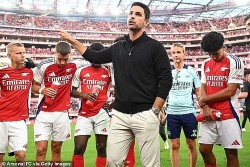 HLV Arsenal Arteta thuê đội móc túi chuyên nghiệp trộm đồ của học trò